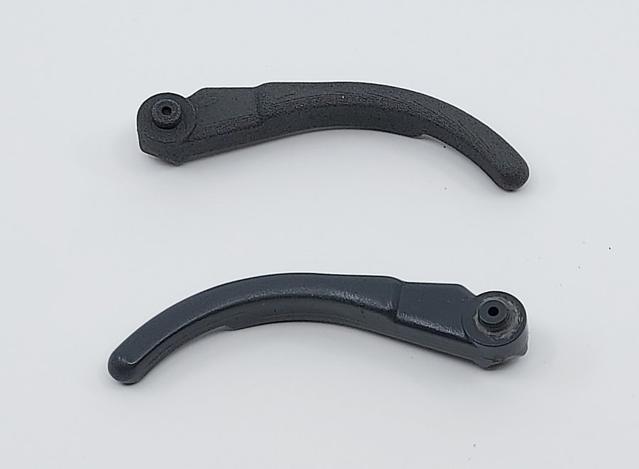Becherhalter-Arm: gespiegelt 3D-gedruckter Ersatzarm aus PA12 neben dem intakten Original