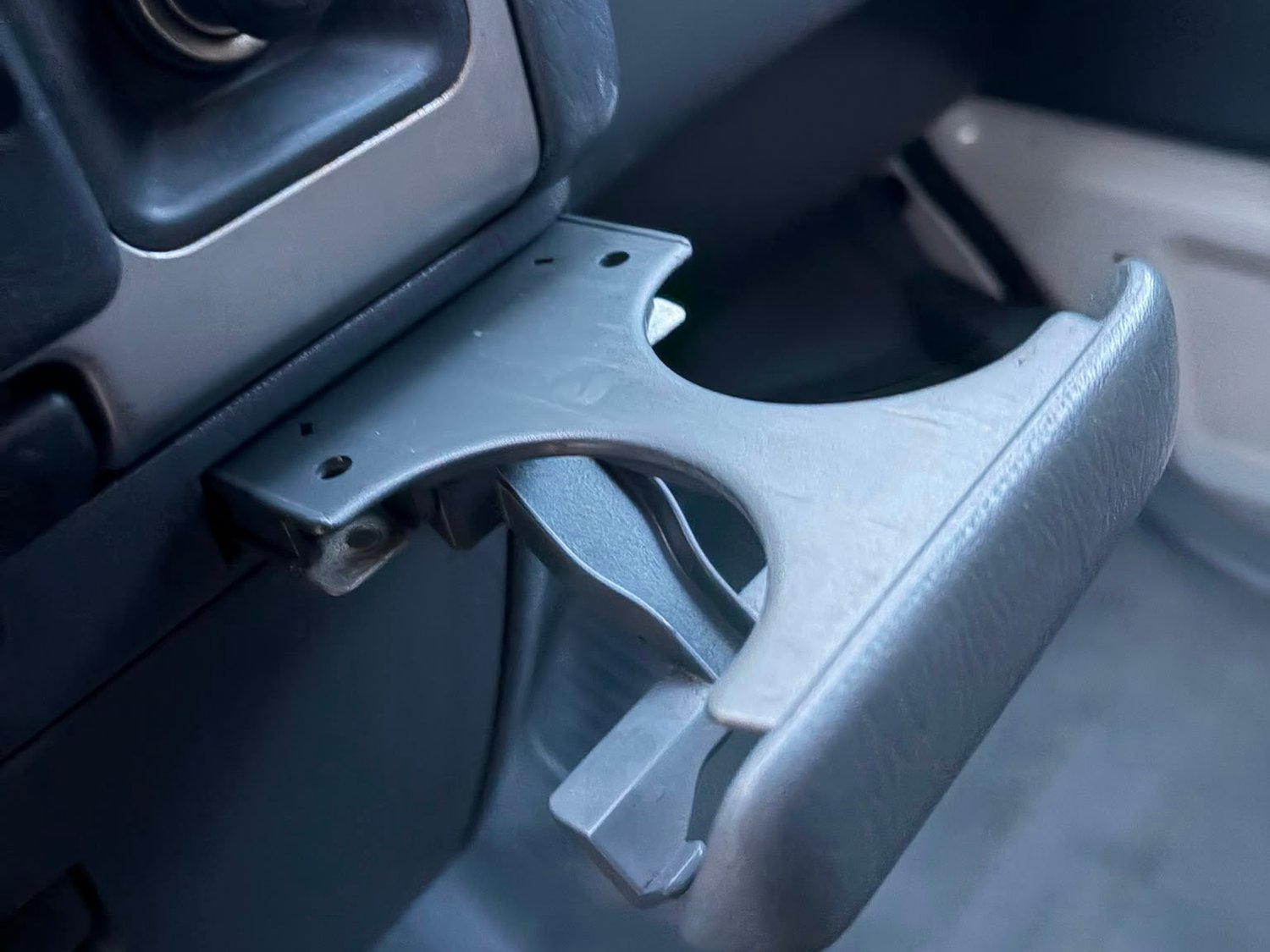 Ausklappbarer Becherhalter im Toyota Hiace, Kundenfoto des eingebauten Teils