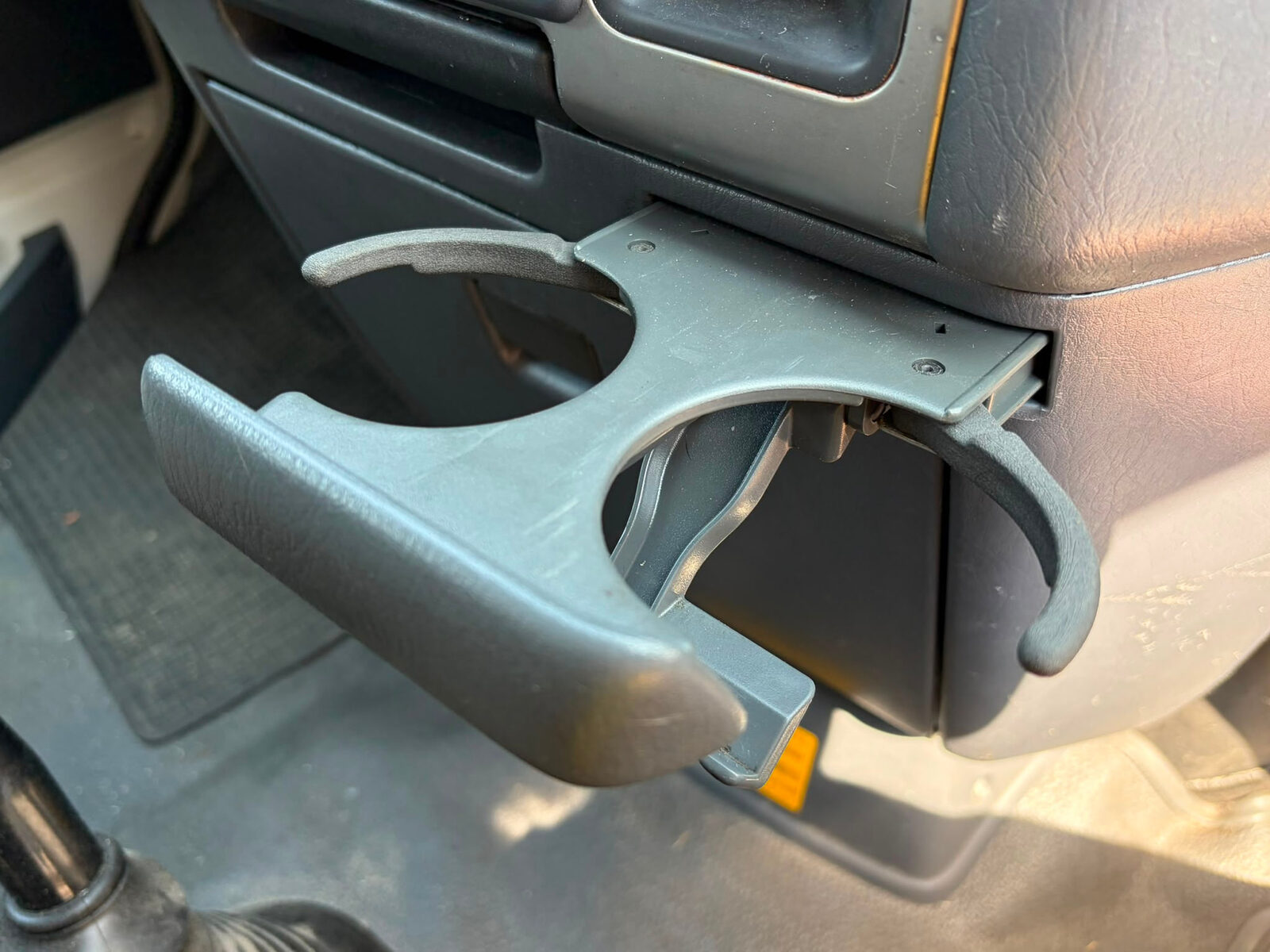 Nahaufnahme des ausgeklappten Becherhalters im Toyota Hiace mit den eingebauten Repro-Armen