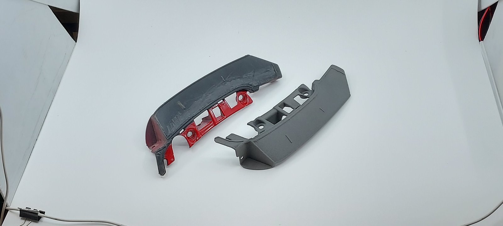 Stossstangen-Teil: Original neben dem gespiegelten 3D-gedruckten Ersatzteil für die andere Fahrzeugseite