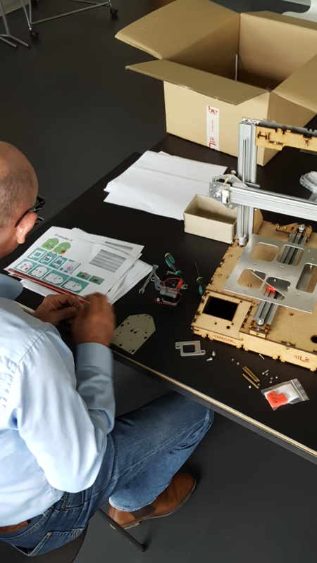 3D-Drucker Teilmachr zusammen bauen. Erwachsenenbildung.