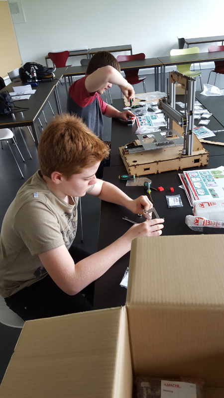 3D-Drucker Teilmachr zusammen bauen. Workshop mit Jugendlichen.